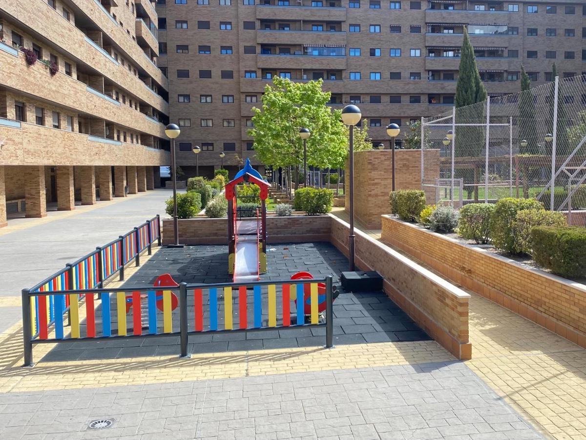 Aires De Toledo-Parque Warner Y Madrid En Familia Exterior foto