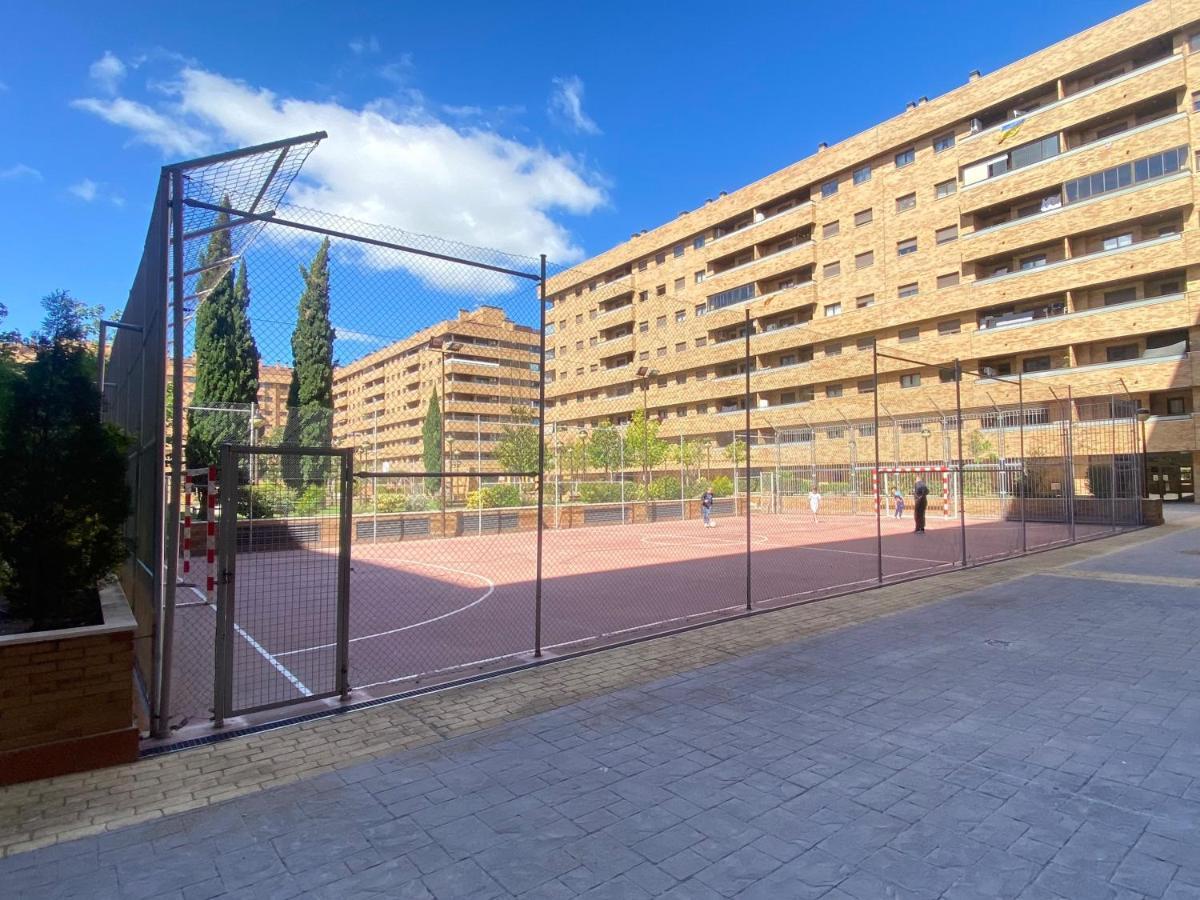 Aires De Toledo-Parque Warner Y Madrid En Familia Exterior foto