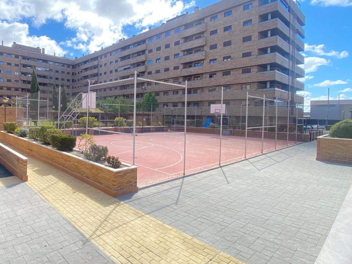 Aires De Toledo-Parque Warner Y Madrid En Familia Exterior foto